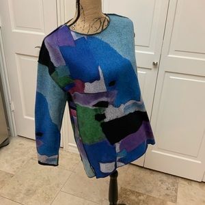 Geometric sweater with high/low hem